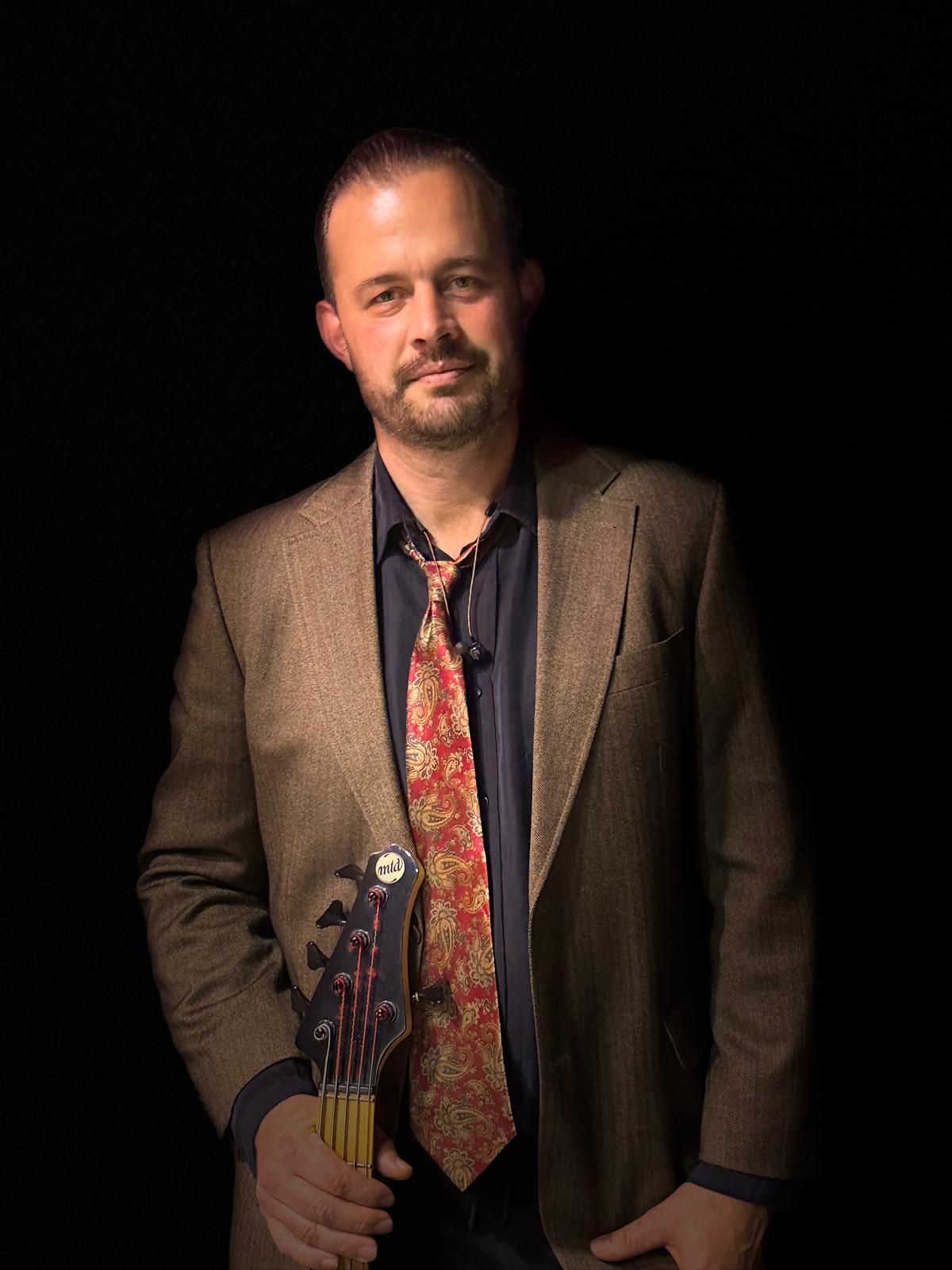 Portret van Julio, Basgitaar